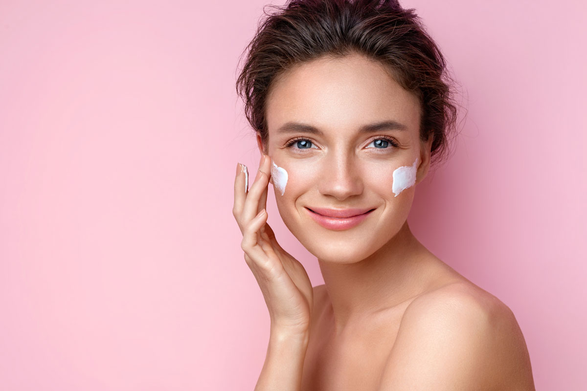 Lifting Facciale Ragazza con crema sul viso